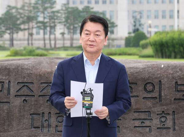국민의힘 안철수 의원이 29일 서울 여의도 국회 상징석 앞에서 당대표 선거 출마 선언, 내란 특검 관련 기자회견을 하고 있다. 연합뉴스