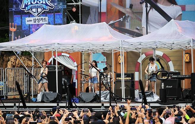 지난 19일 캐리비안 베이 워터 뮤직 풀파티에서 펼쳐진 QWER 공연 / 사진=삼성물산