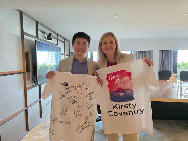 유승민 대한체육회장(왼쪽)과 커스티 코번트리 IOC 위원장이 싱가포르의 한 호텔에서 만나 대한민국 국가대표 선수들의 사인이 담긴 기념 티셔츠를 함께 들고 기념촬영하고 있다. 대한체육회