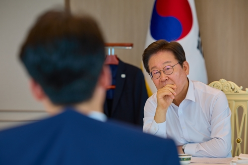 이재명 대통령이 지난 28일 용산 대통령실에서 김민석 국무총리와 오찬을 하며 주례 보고를 받고 있다. [사진 출처 = 대통령실]