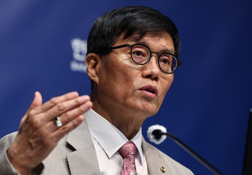 이창용 한국은행 총재가 지난 10일 서울 중구 한국은행에서 열린 금융통화위원회 금리 결정에 대한 기자간담회에서 취재진 질문에 답하고 있다. [사진 출처 = 연합뉴스]