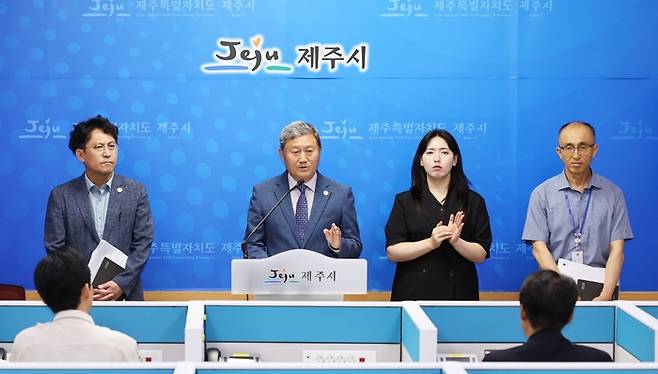김완근 제주시장(왼쪽 두 번째)이 29일 제주시청 기자실에서 소속 직원의 종량제 봉투 판매 대금 횡령 사건에 대해 공식 사과하고 있다.[제주시 제공]