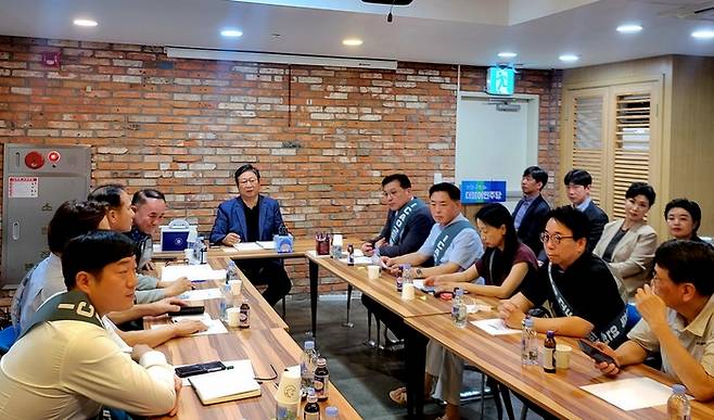 목동 재건축 연합회 위원장들과 황희 의원이 28일 ICAO 고도제한 개정안의 영향에 대해 논의하고 있다. [사진 출처 = 목동 재건축 연합회]