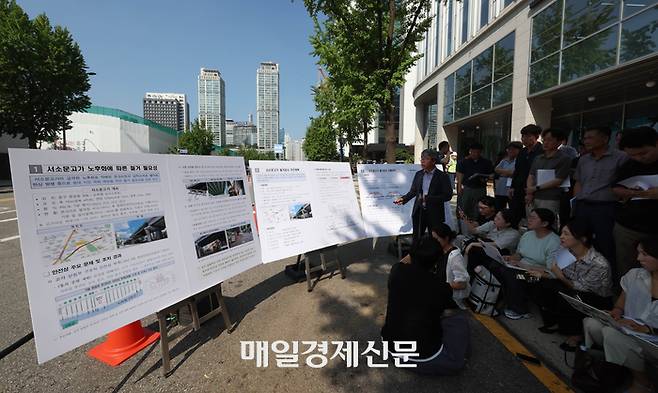 29일 서울 중구 서소문 고가차도 앞에서 철거공사 현장 설명회가 열리고 있다.
    서울시는 지어진 지 59년이 돼 노후화로 인한 안전 우려가 제기돼온 서소문 고가차도를 내달 말부터 철거하기로 했다. 2025.7.29[이충우기자]