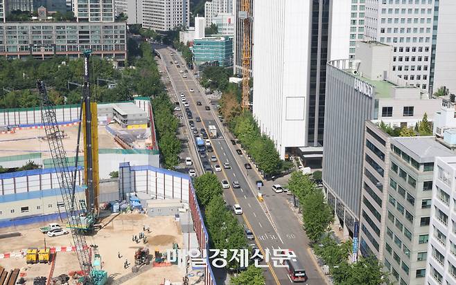 1966년 완공돼 59년 간 자리를 지켜온 서소문 고가차도가 노후화로 인한 안전 우려 등 이유로 철거될 예정이다.
     서울시에 따르면 시는 중구 순화동과 중림동을 잇는 서소문고가차도를 내달 말부터 철거하기로 했다. 공사는 1년가량 이어질 예정이며 실제 교통 통제는 8월 20일 이후부터 이뤄질 것으로 보인다. 사진은 29일 서울 중구 서소문 고가차도의 모습. 2025.7.29[이충우기자]