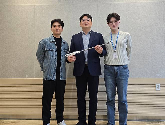 왼쪽부터 문웅진 책임연구원, 강민웅 연구소장, 민병훈 책임연구원. 메디튤립