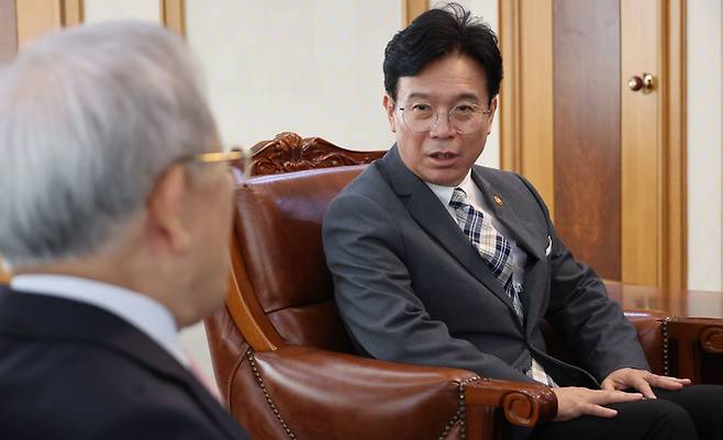 손경식 경총회장이 지난 24일 서울 마포구 한국경영자총협회(경총)를 방문한 김영훈 고용노동부 장관과 대화하고 있다. [이승환 기자]