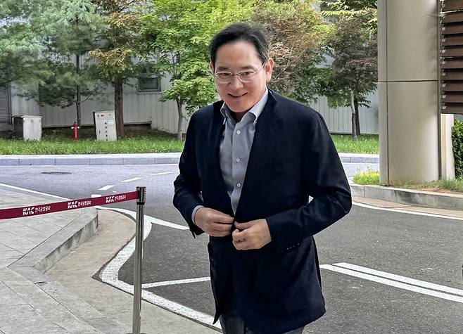 이재용 삼성전자 회장이 29일 서울 강서구 서울김포비즈니스항공센터(SGBAC)를 통해 워싱턴으로 출국하고 있다. [사진 출처 = 연합뉴스]