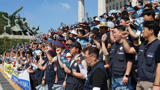 민주노총과 한국노총 조합원, 진보당, 사회민주당 등 정당 당원들이 28일 서울 여의도 국회 본청 앞에서 ‘노조법 2·3조 개정안 후퇴 저지 및 신속 통과 촉구’ 기자회견을 하고 있다. (사진=연합뉴스)