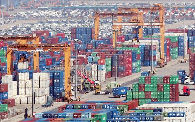 한미 관세협상 시한(8월 1일)이 나흘 앞으로 다가오면서, 협상 타결 여부에 따라 한국 경제 성장률이 크게 오르내릴 수 있다는 전망이 나오고 있다. 협상이 결렬돼 고율 관세(25%)가 유지될 경우 수출 급감과 원화 가치 급락 등 복합 충격이 우려되는 반면, 일본과 유사한 수준(15%)에서 타결되면 경제 반등의 계기가 마련될 것이라는 분석이 나온다.  사진은 28일 경기 평택시 포승읍 평택항에 수출용 컨테이너들이 세워져 있는 모습. 2025.7.28/뉴스1  Copyright (C) 뉴스1. All rights reserved. 무단 전재 및 재배포,  AI학습 이용 금지. /사진=뉴스1