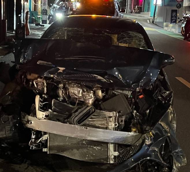 지난 28일 밤 11시쯤 서울 강남구 학동로 일대에서 음주 상태로 벤츠 차량을 몰던 60대 남성이 2명을 다치게 하는 사고가 발생했다. 사진은 벤츠 차량이 손상된 모습./사진=독자제공.