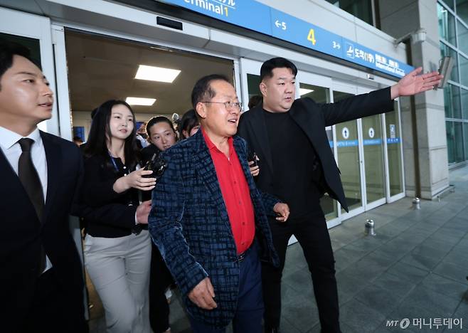 (인천공항=뉴스1) 권현진 기자 = 국민의힘 대선 경선에서 탈락한 뒤 정계 은퇴를 선언하고 하와이로 떠났던 홍준표 전 대구시장이 17일 인천국제공항을 통해 귀국하고 있다. 2025.6.17/뉴스1 Copyright (C) 뉴스1. All rights reserved. 무단 전재 및 재배포, AI학습 이용 금지. /사진=(인천공항=뉴스1) 권현진 기자