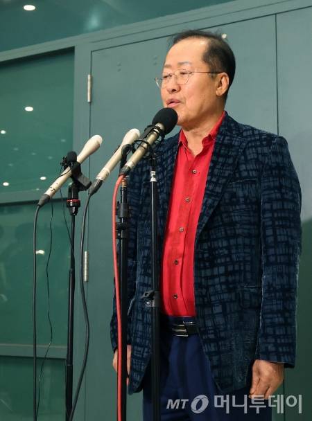 (인천공항=뉴스1) 권현진 기자 = 국민의힘 대선 경선에서 탈락한 뒤 정계 은퇴를 선언하고 하와이로 떠났던 홍준표 전 대구시장이 17일 인천국제공항을 통해 귀국해 인터뷰를 하고  있다. 2025.6.17/뉴스1  Copyright (C) 뉴스1. All rights reserved. 무단 전재 및 재배포,  AI학습 이용 금지. /사진=(인천공항=뉴스1) 권현진 기자