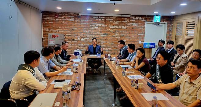 이달 28일  '목동 재건축 연합회'는 황희 국회의원(가운데)과 만나 국제민간항공기구(ICAO)의 고도제한 기준 개정안에 대해 "수도권 서부의 발전을 가로막는 과도한 규제"라고 밝혔다.