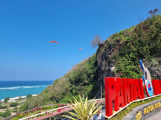 최근 한국인 사망사고가 발생한 인도네시아 발리 남부 해안인 판다와 비치 인근에 여려기의 패러글라이딩이 활공하고 있다./사진=지영호 기자