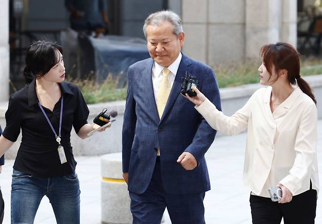 이상민 전 행정안전부 장관이 지난 25일 오전 서울 서초구 서울고등검찰청에 마련된 내란 특검 사무실에서 '언론사 단전·단수 의혹' 관련 피의자 조사를 받기 위해 출석하고 있다./사진=뉴스1