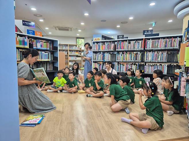성남시 무지개도서관 '동화책 읽어주기' 독서문화 프로그램에 참여하고 있는 어린이들./사진제공=성남시