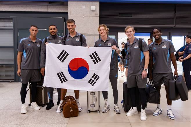 뉴캐슬 유나이티드가 준비된 태극기와 함께 한국 팬들을 만났다. 사진은 지난 28일 인천국제공항을 통해 입국한 뉴캐슬 선수단의 모습. /사진=쿠팡플레이 제공