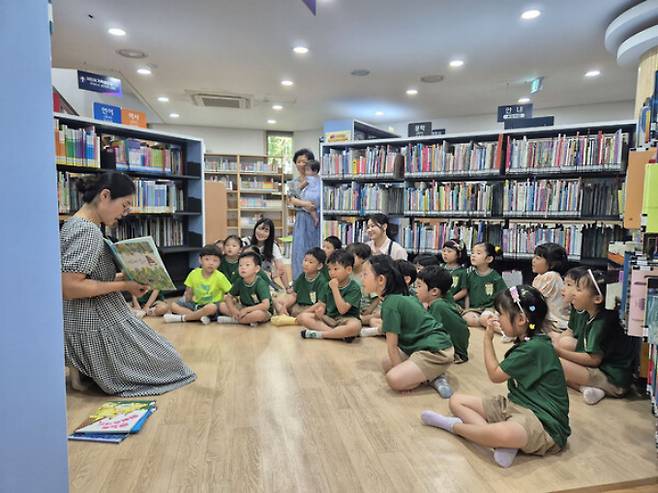 무지개도서관에서 '동화책 앍어주기' 도서문화 프로그램을 진행하고 있다. /사진제공=성남시