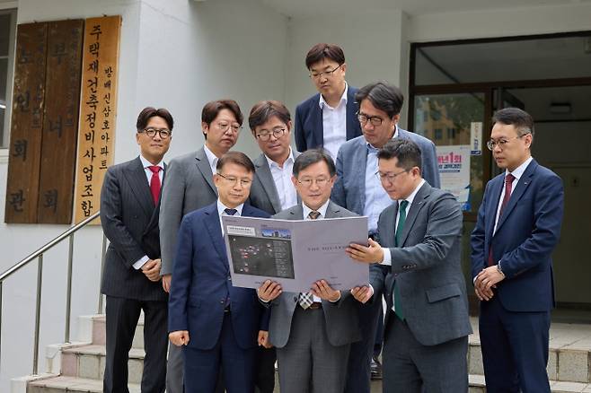 방배신삼호 재건축조합 내분으로 지난 26일 열린 시공사 선정 총회에서 우선협상대상자였던 HDC현대산업개발이 끝내 시공권을 확보하지 못했다. 사진은 정경구 HDC현대산업개발 대표이사가 방배신삼호 재건축 현장을 방문한 모습. /사진=HDC현대산업개발