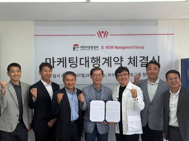 대한피클볼협회가 와우매니티먼트그룹과 마케팅 전반을 대행하도록 하는 계약을 체결했다. 사진은 지난 28일 대한피클볼협회와 와우매니지먼트그룹 마케팅 대행 계획 체결식에 참석한  허진무 대한피클볼협회 수석 부회장, 이현철 대한피클볼협회 대외협력위원장, 윤용진 대한피클볼협회 부회장, 조현재 대한피클볼협회 회장, 장상진 와우매니지먼트그룹 대표, 조영재 상임대한피클볼협회 이사, 김영진 와우매니지먼트 전무(왼쪽부터). /사진=와우매니지먼트그룹 제공