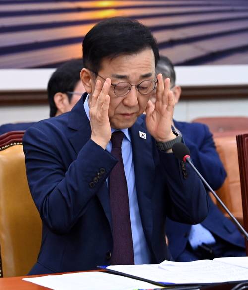 김윤덕 국토교통부 장관 후보자가 29일 오전 국회 국토교통위원회에서 열린 인사청문회에서 안경을 고쳐 쓰고 있다. 곽성호 기자