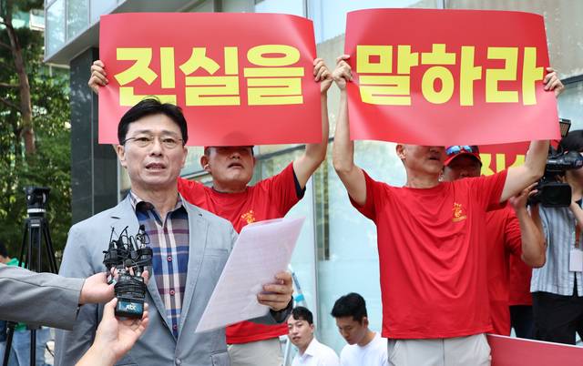 29일 업무상과실치사상 사건 신속 결정 요청서 제출을 위해 서울 서초구 순직해병특검을 방문한 임성근 전 해병대 1사단장이 입장문을 발표하고 있다. 오른쪽은 임 전 사단장을 향해 항의 구호 외치는 해병대예비역연대 회원들. 연합뉴스