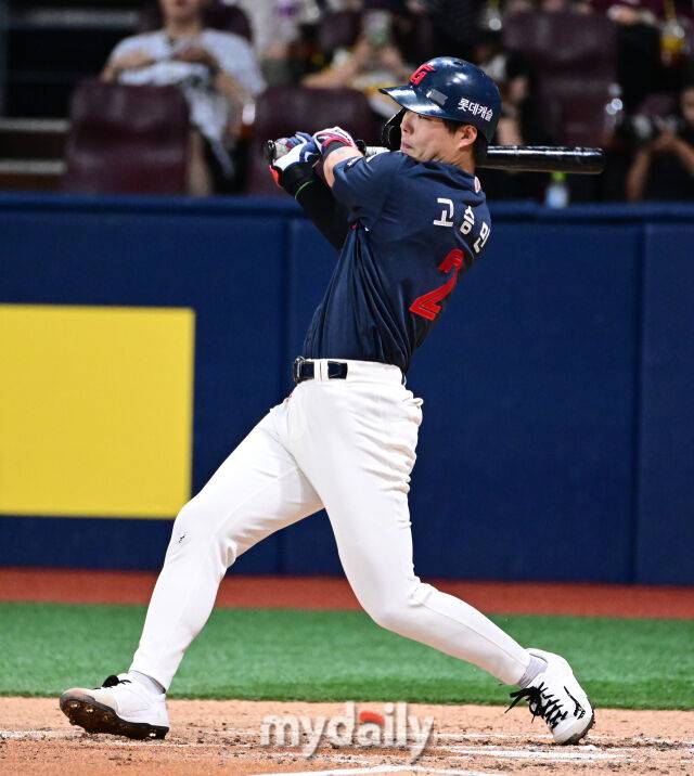 2025년 7월 23일 오후 서울 고척스카이돔에서 열린 '2025 신한 SOL뱅크 KBO 리그' 롯데 자이언츠와 키움 히어로즈의 경기. 롯데 고승민이 3회초 1사 2루서 안타를 치고 있다./마이데일리