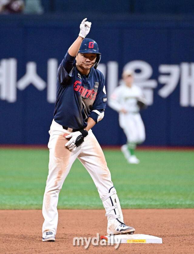 2025년 7월 24일 오후 서울 고척스카이돔에서 열린 '2025 신한 SOL뱅크 KBO 리그' 롯데 자이언츠와 키움 히어로즈의 경기. 롯데 손호영이 5회초 선두타자 2루타를 친 뒤 기뻐하고 있다./마이데일리