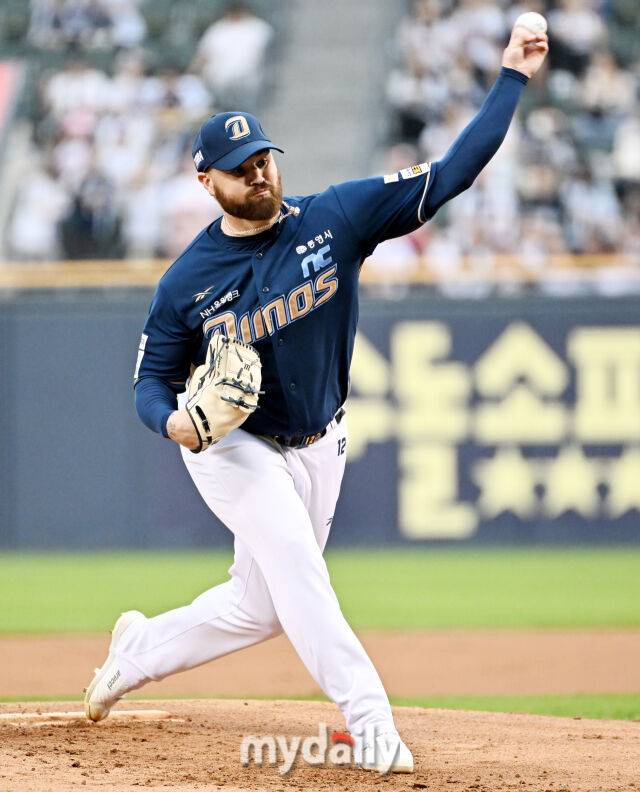 23일 오후 서울 잠실야구장에서 진행된 '2025 프로야구 KBO리그' 두산베어스와 NC다이노스의 경기. NC 로건이 선발등판해 역투하고 있다./마이데일리