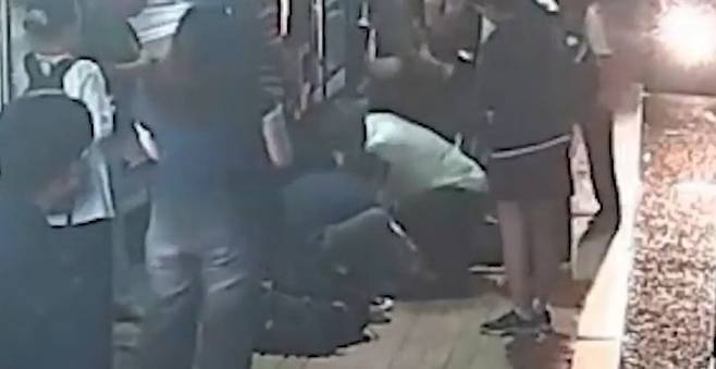 정영준 기사가 심정지로 쓰러진 60대 남성에게 심폐소생술을 하는 모습이 담긴 CCTV 영상. [서울시버스운송사업조합 제공]