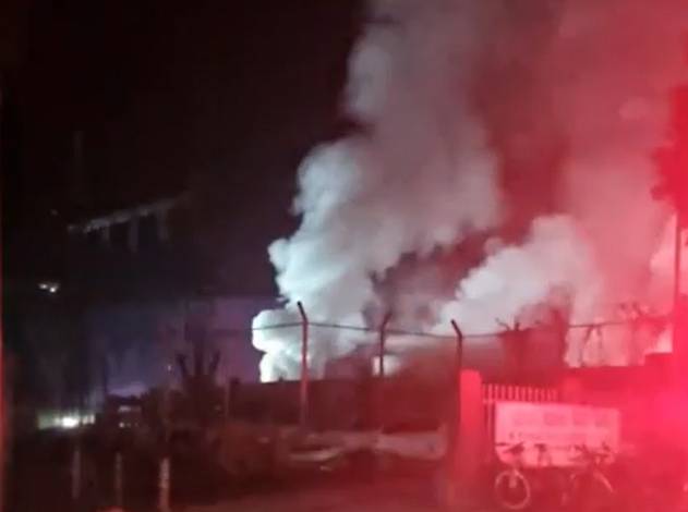 29일 오전 전남 영암군 삼호읍 한 조선소에서 소방 당국이 진화 작업을 하고 있다. 해당 조선소에서는 전날 오후 11시 22분께 전력 공급 시설인 변전소에 불이 났다. 2025.7.29 [독자 제공. 재판매 및 DB 금지] <연합뉴스>