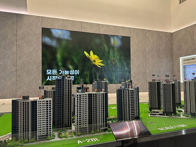 경기도 남양주시 별내동에 위치한 남양주왕숙 A-1, A-2블록 주택전시관 1층에 마련된 단지 모형도  신혜원 기자