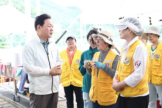 박완수 경남도지사가 지난 26일 합천군 가회면 가회체육공원에서 수해 피해 이재민과 수해 복구에 투입된 인력의 식사 제공을 위해 밥차를 운영하는 적십자사 밀양시협의회 자원봉사자들을 격려하고 있다. [경남도 제공]