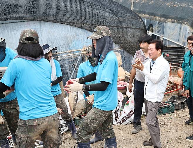 박완수 경남도지사가 지난 26일 산청군 수해현장에서 복구 작업에 ‘비지땀’을 흘리고 있는 공군 장병들을 격려하고 있다. [경남도 제공]