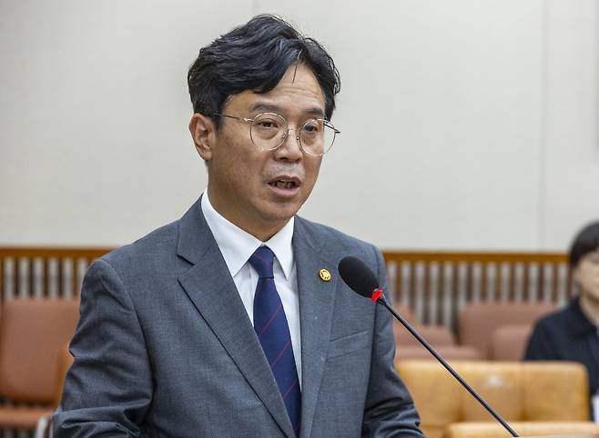 김영훈 고용노동부 장관이 28일 윤석열 전 대통령이 거부권(재의요구권)을 행사했던 ‘노란봉투법’(노조법 2·3조 개정안)이 국회 환경노동위원회에서 통과된 뒤 인사말을 하고 있다. [연합]