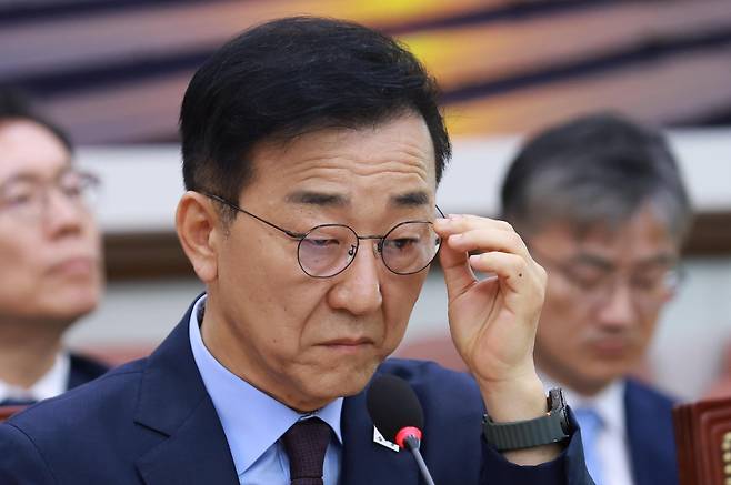 김윤덕 국토교통부 장관 후보자가 29일 서울 여의도 국회 국토교통위원회에서 열린 인사청문회에서 안경을 고쳐쓰고 있다. 이상섭 기자