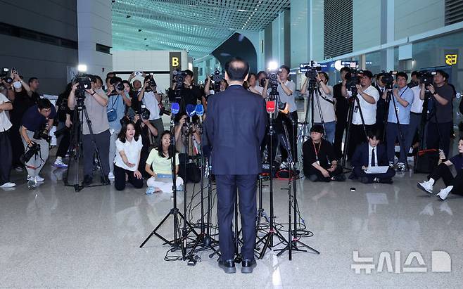 [인천공항=뉴시스] 이영환 기자 = 한미 관세협상을 앞둔 구윤철 경제부총리 겸 기획재정부 장관이 29일 오전 인천국제공항 제2여객터미널에서 미국 워싱턴D.C. 출국을 앞두고 발언을 하고 있다. 2025.07.29. 20hwan@newsis.com