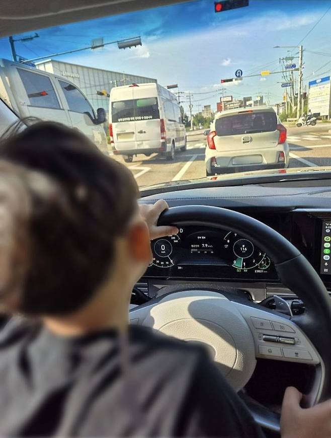 [뉴시스] 어린 아이가 주행 중인 차량 운전성에 앉아 운전대를 잡고 있다. (사진=온라인 커뮤니티 갈무리) *재판매 및 DB 금지