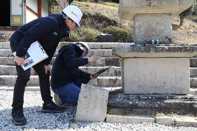 [서울=뉴시스] 사진전 '문화유산, 내일을 잇는 손길'  제1부 전시 참고사진 - 석탑 기단부 상태 진단 (사진=국가유산청 제공) 2025.07.29. photo@newsis.com *재판매 및 DB 금지