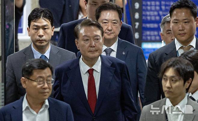 [서울=뉴시스] 사진공동취재단 = 윤석열 전 대통령이 29일 김건희 특검팀(특별검사 민중기)의 소환 요구에도 사무실에 모습을 드러내지 않았다. 특검은 그가 소환에 불응한 것으로 간주하고 오는 30일 재소환을 통보했다. 사진은 지난 9일 서울 서초구 서울중앙지법에서 열린 직권남용 등 혐의 영장실질심사(구속 전 피의자 심문)를 마친 뒤 대기 장소인 서울구치소로 이동하기 위해 법원을 나서는 윤 전 대통령의 모습. 2025.07.29. photo@newsis.com