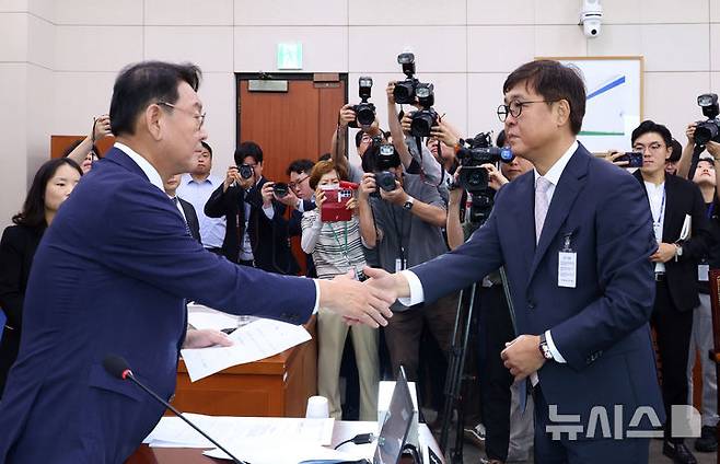 [서울=뉴시스] 김금보 기자 = 최휘영 문화체육관광부 장관 후보자가 29일 서울 여의도 국회 문화체육관광위원회에서 열린 인사청문회에서 김교흥 문화체육관광위원장에게 선서문을 제출하고 있다. 2025.07.29. kgb@newsis.com