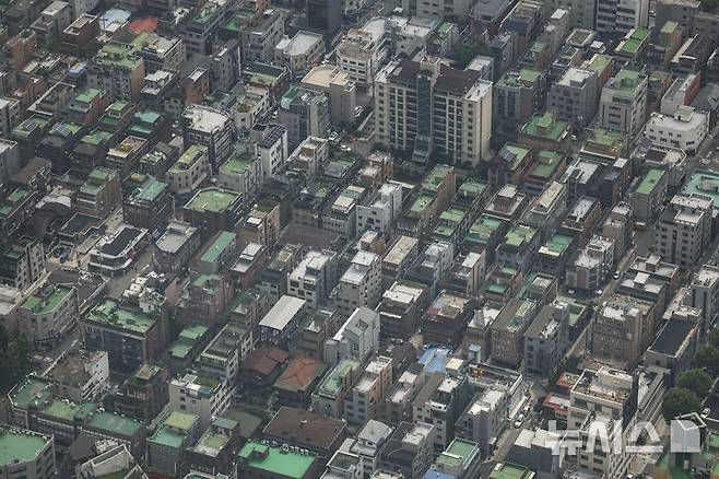 [서울=뉴시스] 김근수 기자 = 서울 송파구의 롯데월드타워 스카이라운지에서 다가구·다세대·연립주택이 보이고 있다. 2025.07.06. ks@newsis.com