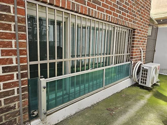 [서울=뉴시스] 오정우 기자 = 서울 관악구 신림동 일대에서 3년째 반지하 생활 중인 김주영(27)씨는 10일 뉴시스와의 만남에서 이같이 말했다. 김씨는 창문으로 빗물이 자꾸만 들어와 수건으로 창문 틈을 막아놓고 있다고 했다. 2024.07.10 friend@newsis.com *재판매 및 DB 금지