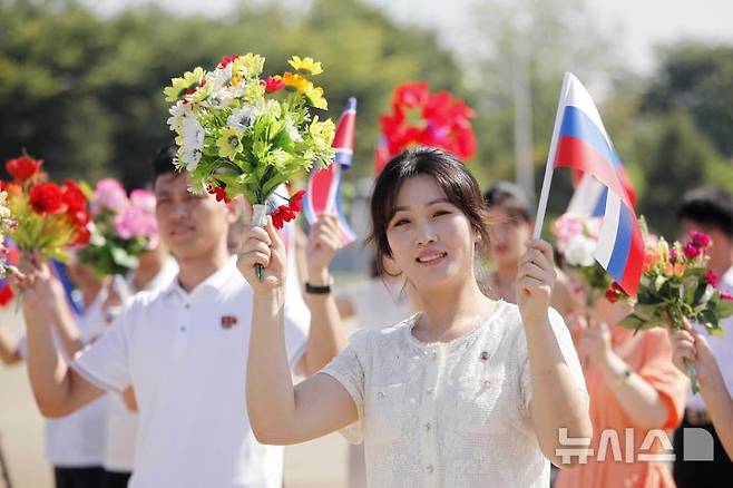 [평양=AP/뉴시스] 28일 북한 평양국제공항에서 북한 주민들이 알렉산드르 코즐로프 러시아 천연자원부 장관이 이끄는 러시아 대표단을 환영하고 있다. 러시아 대표단은 모스크바와 평양을 연결하는 첫 직항 여객기 편으로 평양에 도착했다. 2025.07.29.