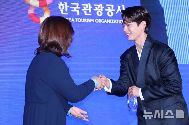 [서울=뉴시스] 김혜진 기자 = 29일 오전 서울 강남구 SJ쿤스트할레에서 열린 2025 한국 관광 명예홍보대사 위촉식에서 장미란 문화체육관광부 제2차관이 배우 박보검과 악수하고 있다. 2025.07.29. jini@newsis.com