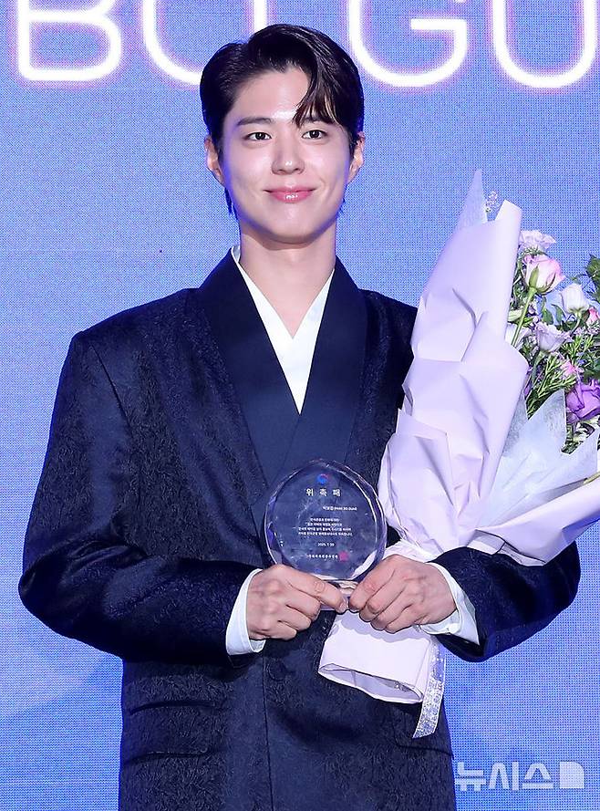 [서울=뉴시스] 김혜진 기자 = 배우 박보검이 29일 오전 서울 강남구 SJ쿤스트할레에서 열린 2025 한국관광명예홍보대사 위촉식에서 기념촬영을 하고 있다. 2025.07.29. jini@newsis.com