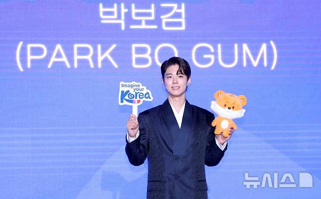 [서울=뉴시스] 김혜진 기자 = 배우 박보검이 29일 오전 서울 강남구 SJ쿤스트할레에서 열린 2025 한국관광명예홍보대사 위촉식에서 기념촬영을 하고 있다. 2025.07.29. jini@newsis.com