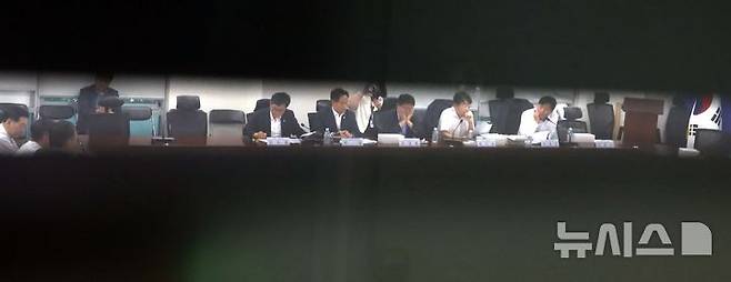[서울=뉴시스] 조성봉 기자 = 이형일(왼쪽 세번째)기획재정부 1차관과 허영(오른쪽 네번째) 더불어민주당 정책수석부대표 등이 29일 오전 서울 여의도 국회에서 열린 당정협의에서 배당소득 분리과세 등 세제개편 논의를 하고 있다. 2025.07.29. suncho21@newsis.com