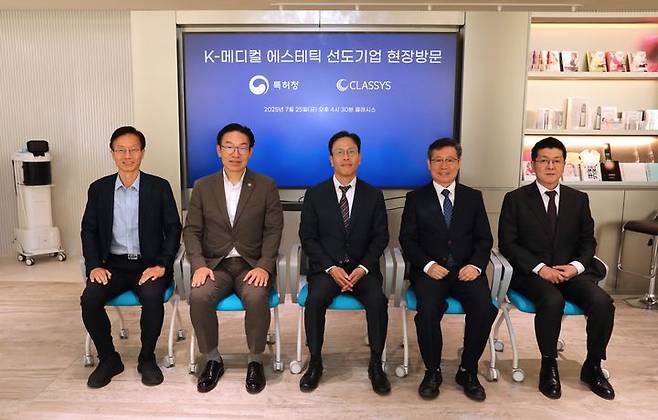 [서울=뉴시스] 클래시스는 백승한 클래시스 대표가 지난 25일 서울 강남구 클래시스 본사를 방문한 김완기 특허청장과 K-메디컬 에스테틱 기업의 수출 지원 및 지식재산권 보호 방안에 대해 논의했다고 29일 밝혔다. (사진=클래시스 제공) 2025.07.29. photo@newsis.com *재판매 및 DB 금지